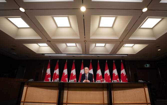 News Themen der Woche KW18 May 2, 2025, Ottawa, On, Canada: Prime Minister Mark Carney attends a news conference in Ottawa on Friday, May 2, 2025. Ottawa Canada  - ZUMAc35_ 20250502_zaf_c35_029 Copyright: xAdrianxWyldx