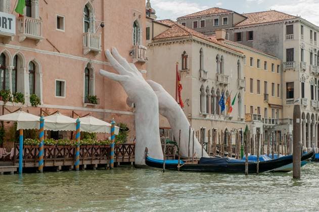 kunst VENICE, ITALY - August 2017: Monumental hands rise from the water in Venice to highlight climate change (License=RM) Copyright: xZoonar.com PIERLUIGIxPALAZZIx 23333667