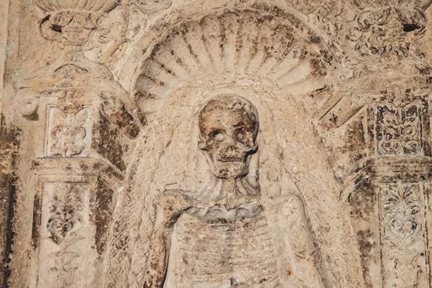 Tallinn, Estland - 26.06.2024: Fresko mit der Darstellung eines Skeletts. Tallinn, Estonia - 26.06.2024: Fresco depicting a skeleton. (License=RF) Copyright: xZoonar.com DmitrixMarutax 23345369