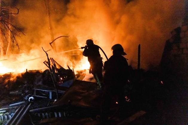 Bilder des Jahres 2025, News 05 Mai News Themen der Woche KW18 News Bilder des Tages Drones Strike The City Of Kharkiv - Ukraine Aftermath of a Russian drone strike in Kharkiv, Ukraine on May 3, 2025. According to current information, the attacks took place in a total of 12 locations in the city s Kyivskyi, Osnovianskyi, Slobidskyi and Saltivskyi districts. Mayor of Ukraine Terekhov said in a statement that approximately 46 people were injured in attacks carried out at night in Kharkiv. Photo by Yevhen Titov ABACAPRESS.COM Kharkiv Ukraine  Copyright: xTitovxYevhen ABACAx