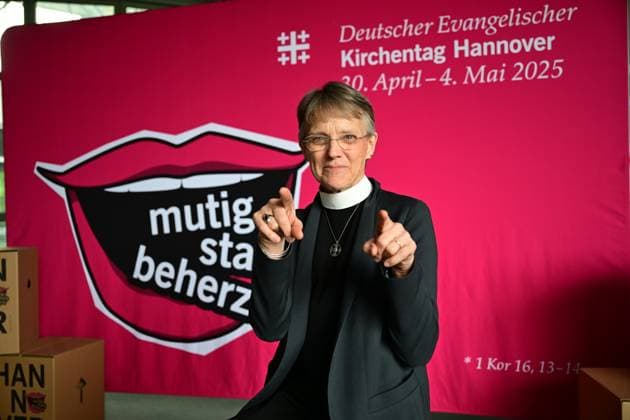 Bilder des Jahres 2025, News 05 Mai News Themen der Woche KW18 News Bilder des Tages Die US-amerikanische Bischoefin Mariann Edgar Budde am Samstag (03.05.2025) auf dem 39. Deutschen Evangelischen Kirchentag in Hannover. Unter dem Leitwort mutig - stark - beherzt sind bis Sonntag rund 1.500 Veranstaltungen zu Glaubensfragen und gesellschaftlichen Themen wie Frieden, Klimaschutz und Rechtsextremismus geplant. Die Veranstalter rechnen mit rund 100.000 Besuchern. (Siehe epd-Meldung vom 03.05.2025) EDITORIAL USE ONLY *** US Bishop Mariann Edgar Budde on Saturday 03 05 2025 at the 39th German Protestant Church Congress in Hanover Under the motto courageously strong and courageous , around 1,500 events on questions of faith and social issues such as peace, climate protection and right-wing extremism are planned until Sunday Th Copyright: epd-bild ThomasxLohnes DSC_9979