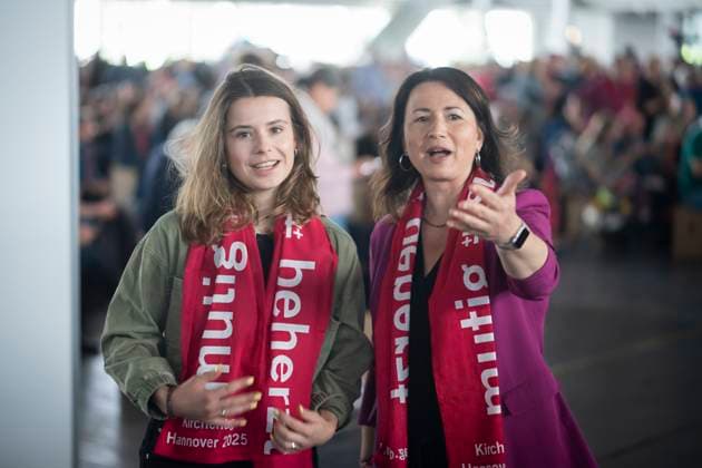 News Themen der Woche KW18 News Bilder des Tages Klimaaktivistin Luisa Neubauer und Anja Siegesmund, Praesidentin Deutscher Evangelischer Kirchentag (v.l.), am Samstag (03.05.2025) auf dem 39. Deutschen Evangelischen Kirchentag in Hannover. Unter dem Leitwort mutig - stark - beherzt sind bis Sonntag rund 1.500 Veranstaltungen zu Glaubensfragen und gesellschaftlichen Themen wie Frieden, Klimaschutz und Rechtsextremismus geplant. Die Veranstalter rechnen mit rund 100.000 Besuchern. (Siehe epd-Meldung vom 03.05.2025) EDITORIAL USE ONLY *** Climate activist Luisa Neubauer and Anja Siegesmund, President of the German Protestant Church Congress v l , on Saturday 03 05 2025 at the 39th German Protestant Church Congress in Hanover Around 1,500 events on questions of faith and social issues such Copyright: epd-bild TimxWegner Neubauer_0017