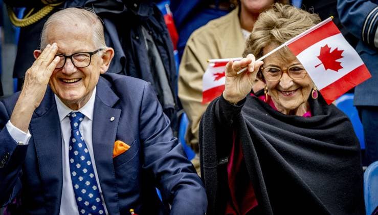 Entertainment Themen der Woche KW18 Entertainment Bilder des Tages APELDOORN - Princess Margriet and Pieter van Vollenhoven during a street parade with the United Pipers for Peace in memory of war victims. During the street parade, (grand)children of Dutch veterans walked along with relatives of Canadian veterans. ANP ROBIN UTRECHT netherlands out - belgium out  Copyright: xx x525998663x originalFilename: 525998663.jpg