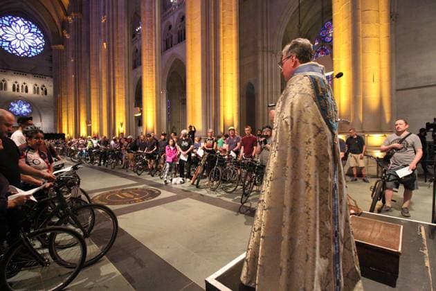 News Themen der Woche KW18 News Bilder des Tages May 3, 2025, Manhattan, New York, USA: New York , New York May 3 .2025.Cathedral Church of St. John the Divine for the 27th Annual Blessing of the Bikes. Dean Patrick Malloy blesses the bikes before the annual NYC 5 Boro Bike Tour. Manhattan USA - ZUMAct2_ 20250503_faf_ct2_068 Copyright: xBrucexCotlerx
