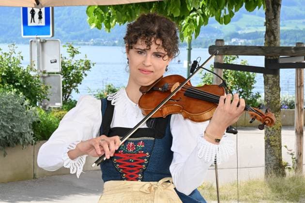 Folk music concert Hausmusikroas of the Familienmusik Waldauf at the Museumsplatz in Gmunden, as part of the Salzkammergut Festwochen Gmunden 2025, photographed on 03 05 25 The picture shows a member of the Familienmusik Waldauf from Tyrol 2025 Folk music concert Hausmusikroas of the Familienmusik Waldauf at the Museumsplatz in Gmunden, as part of the S
