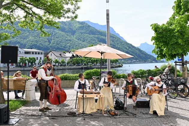 Folk music concert Hausmusikroas of the Familienmusik Waldauf at the Museumsplatz in Gmunden, as part of the Salzkammergut Festwochen Gmunden 2025, photographed on 03 05 25 The picture shows members of the Familienmusik Waldauf from Tyrol 2025 Folk music concert Hausmusikroas of the Familienmusik Waldauf at the Museumsplatz in Gmunden, as part of the Salz