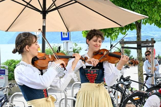 Folk music concert Hausmusikroas of the Familienmusik Waldauf at the Museumsplatz in Gmunden, as part of the Salzkammergut Festwochen Gmunden 2025, photographed on 03 05 25 The picture shows members of the Familienmusik Waldauf from Tyrol 2025 Folk music concert Hausmusikroas of the Familienmusik Waldauf at the Museumsplatz in Gmunden, as part of the Salz