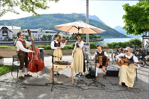 Folk music concert Hausmusikroas of the Familienmusik Waldauf at the Museumsplatz in Gmunden, as part of the Salzkammergut Festwochen Gmunden 2025, photographed on 03 05 25 The picture shows members of the Familienmusik Waldauf from Tyrol 2025 Folk music concert Hausmusikroas of the Familienmusik Waldauf at the Museumsplatz in Gmunden, as part of the Salz