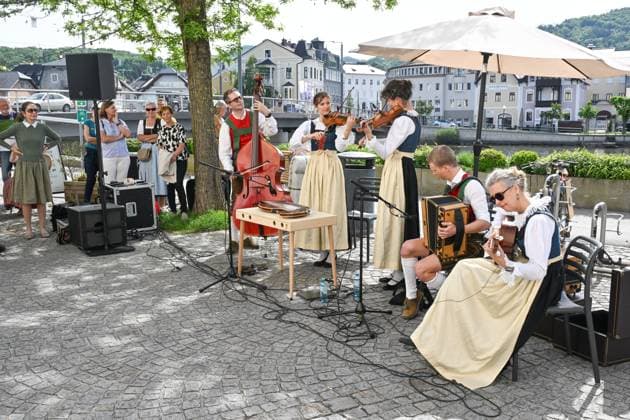 Folk music concert Hausmusikroas of the Familienmusik Waldauf at the Museumsplatz in Gmunden, as part of the Salzkammergut Festwochen Gmunden 2025, photographed on 03 05 25 The picture shows members of the Familienmusik Waldauf from Tyrol 2025 Folk music concert Hausmusikroas of the Familienmusik Waldauf at the Museumsplatz in Gmunden, as part of the Salz
