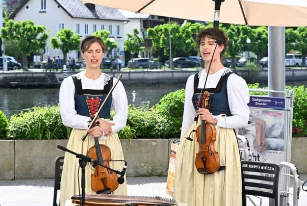 Folk music concert Hausmusikroas of the Familienmusik Waldauf at the Museumsplatz in Gmunden, as part of the Salzkammergut Festwochen Gmunden 2025, photographed on 03 05 25 The picture shows members of the Familienmusik Waldauf from Tyrol singing 2025 Folk music concert Hausmusikroas of the Familienmusik Waldauf at the Museumsplatz in Gmunden,