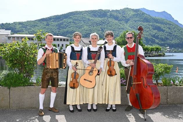 Folk music concert Hausmusikroas of the Familienmusik Waldauf at the Museumsplatz in Gmunden, as part of the Salzkammergut Festwochen Gmunden 2025, photographed on 03 05 25 The picture shows the Familienmusik Waldauf at the Unfer of the traunsee at the Museumsplatz in Gmunden 2025 Folk music concert Hausmusikroas of the Famili