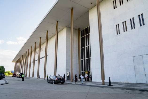 DC Arts Hub Cancels Shows Security guards and passersby stand in front of the John F. Kennedy Center for the Performing Arts in Washington, D.C., on May 2, 2025. People gathered outside of the Kennedy Center to protest the venue s decision to cancel several events that had been scheduled to take place as part of Pride Month activities June 5 8, 2025. washington District of Columbia United States Copyright: xAndrewxThomasx
