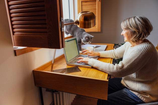 Eine ältere Frau in Freizeitkleidung arbeitet an einem Laptop. Eine reife Frau tippt auf einem Computer. Die Rentnerin lächelt und schaut auf das Display des Laptops. Eine ältere Frau in Freizeitkleidung arbeitet an einem Laptop. Eine reife Frau tippt auf einem Computer. Die Rentnerin lächelt und schaut auf das Display des Laptops. (License=RF) ,model released, Symbolfoto Copyright: xZoonar.com DashaxPetrenkox 23363514 ,model released, Symbolfoto ,property released
