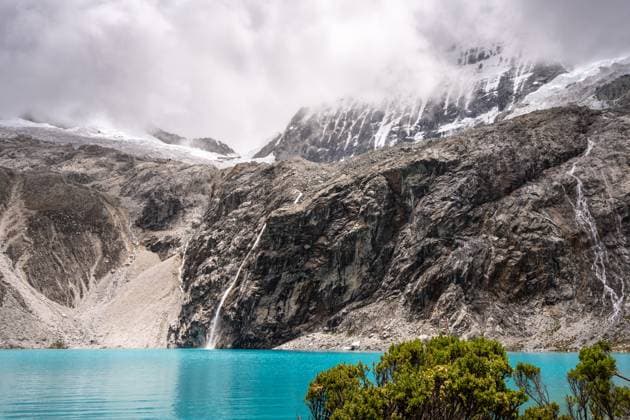 Creative Highlights World Laguna 69 mit türkisfarbenem Wasser und schneebedeckten Bergen in Huaraz, Peru Laguna 69, a stunning turquoise glacial lake, is surrounded by rugged, snow-capped peaks. Located in Huaraz, Peru, this breathtaking alpine destination features waterfalls, rocky cliffs, and pristine nature within the Cordillera Blanca mountain range (License=RF) Copyright: xZoonar.com LaurentxDavoustx 23366378