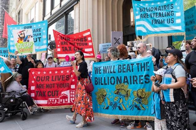 Bilder des Jahres 2025, News 05 Mai News Themen der Woche KW18 News Bilder des Tages May 3, 2025, New York, New York, USA: Demonstrators hold signs and banners that read WE WILL BEAT THE BILLIONAIRES BILLIONAIRES ARE STEALING FROM US OUR LIVES ARE NOT YOUR TAX CUT OUR JOBS ARE NOT YOUR TAX CUT DUMP FASCISTS while listening to ALICE HU, climate organizer with Planet Over Profit at a protest against oligarchy outside the Flatiron neighborhood home of J. Bezos, owner of Amazon. Beginning at the Meatpacking District Tesla showroom protesters march to the offices of Palantir, makers of spy software, billionaire D. Sacks venture capital fund, then Bezo s home. Chanting Ã¢â‚¬oeTax the rich,Ã¢â‚¬Â people take part in a Ã¢â‚¬oeTesla TakedownÃ¢â‚¬Â Global Day of Action organized by the climate group Planet Over Profit de - ZUMAr174 20250503_znp_r174_041 Copyright: xGinaxMxRandazzox