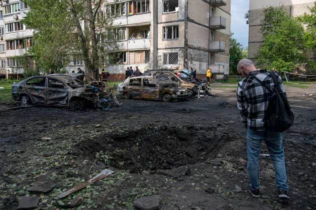 Bilder des Jahres 2025, News 05 Mai News Themen der Woche KW18 News Bilder des Tages Aftermath Of A Russian Overnight Drone Strike On A Residential District In Kyiv Local residents inspect the aftermath of a night-time Russian drone strike on a residential area in Kyiv, Ukraine, on May 4, 2025. At least 11 people, including two children, are injured in the attack. Kyiv Ukraine  Copyright: xMaxymxMarusenkox originalFilename: musiienko-notitle250504_npRIr.jpg