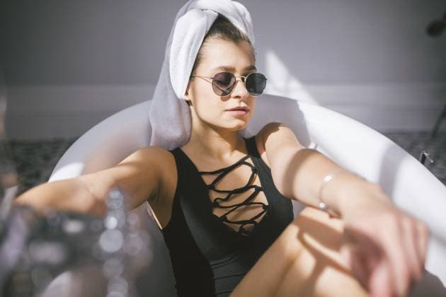 Creative Highlights Symbolfotos Junge kaukasische Frau mit Handtuch auf dem Kopf und Sonnenbrille bekommen Spa Behandlung in einem Schönheitssalon, in einem Innenraum. Entspannen im Bad in Leinen. Das Konzept der Körperpflege und Entspannung Young caucasian woman with towel on head and sunglasses getting spa treatment in a beauty salon, inside an interior room. Relaxing in the bathroom in linen. The concept of body care and relaxation Copyright: imageBROKER fotoliza.ua ibxiqx13296066.jpg ,model released, Symbolfoto ,property released