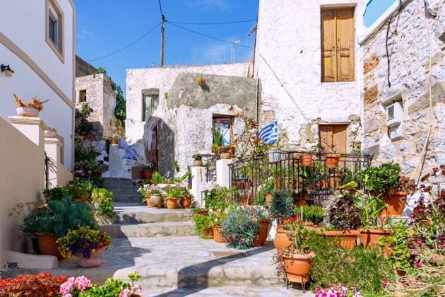 IMAGO Creative, Herbst, Reiseziel, Dodekanes, Griechische Inseln mit Blumentöpfen geschmückte Treppengasse in Chorió auf der Insel Kalymnos (Kalimnos) in Griechenland *** with Flower pots adorned Stair-sac in Chorió at the Island Kalymnos Kalimnos in Greece