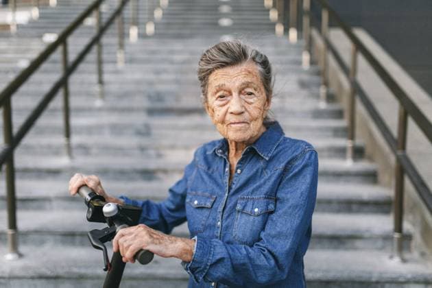 Creative Highlights Symbolfotos 90 Jahre alte Frau mit grauen Haaren, Falten, fortschrittlich und aktiv benutzt modernen Elektroroller. Rentnerin nutzt umweltfreundliches Stadtfahrzeug. Ältere Frau nutzt städtischen Individualverkehr 90 year old woman with grey hair, wrinkles, progressive and active uses modern electric transport scooter. Lady pensioner use eco friendly city vehicle. Senior female using urban personal transport Copyright: imageBROKER fotoliza.ua ibxiqx13300197.jpg ,model released, Symbolfoto ,property released