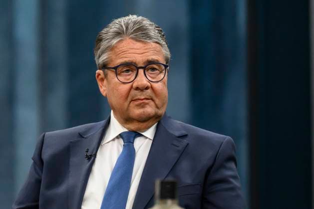GER, Berlin, Studio, zu Gast bei - Caren Miosga, Polittalk, TV, Format, mit Moderatorin, NDR, Das Erste, aus Adlershof - am Studio 20, Thema - Trumps Ukraine-Deal: Neue Hoffnung auf Frieden, im Bild v.l.: Sigmar Gabriel (Bundesaußenminister a. D.), 04.05.2025 *** GER, Berlin, Studio, guest of Caren Miosga, Polittalk, TV, format, with presenter, NDR, Das Erste, from Adlershof at Studio 20, topic Trumps Ukraine Deal New hope for peace, in the picture from left Sigmar Gabriel Federal Foreign Minister a D , 04 05 2025 Copyright: HMBxMedia UwexKoch