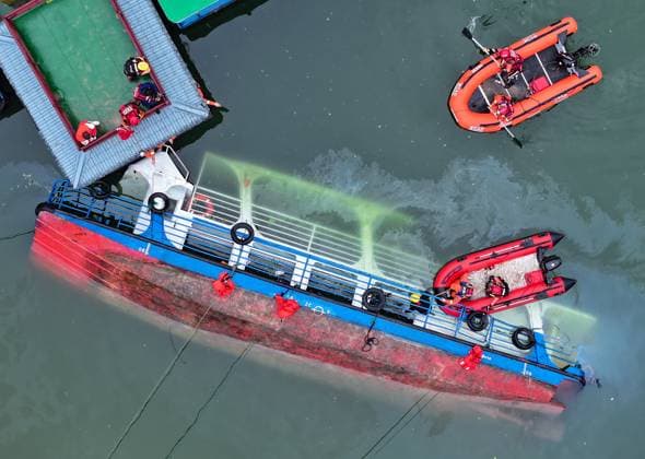Bilder des Jahres 2025, News 05 Mai News Themen der Woche KW19 News Bilder des Tages (250505) -- QIANXI, May 5, 2025 -- An aerial drone photo taken on May 5, 2025 shows rescuers carrying out search and rescue operations after the boat capsize accident took place in Qianxi City, southwest China s Guizhou Province. Nine people died and one is missing in boat capsize accident in a river of Qianxi City, southwest China s Guizhou Province, on Sunday afternoon, according to local authorities. Four boats capsized in sudden strong winds, plunging 84 individuals into the water. So far, nine people have died, 70 are being treated and are in non-life-threatening conditions, and four people are uninjured, according to local rescue headquarters. The search continues for the last missing person. Provincial authorities have deploye 