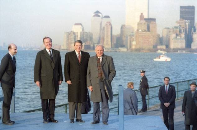Archivbilder der Woche KW19 New York City, USA. Translator of M. Gorbachev Pavel Palazhchenko, Vice President of the United States of America George Bush Sr., US President Ronald Reagan and Chairman of the Presidium of the USSR Supreme Soviet, General Secretary of the CPSU Central Committee Mikhail Gorbachev who arrived in the USA to attend the 43rd session of the UN General Assembly (L-R) have a walk on Governors Island. Valery Zufarov, Valery Khristoforov TASS  2655705