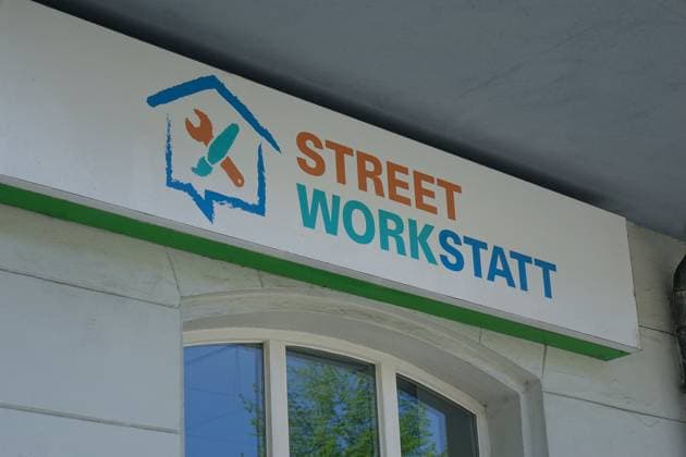 Berliner Hilfsorganisation Strassenkinder e.V. Berliner Hilfsorganisation Strassenkinder e.V., 16.04.2025, Friedrichshain, Warschauer Strasse, Berlin, Die Hilfsorganisation Strassenkinder e.V. hat eine Anlaufstelle in der Warschauer Strasse von Berlin. *** Berliner Hilfsorganisation Strassenkinder e V Berliner Hilfsorganisation Strassenkinder e V , 16 04 2025, Friedrichshain, Warschauer Strasse, Berlin, The aid organization Strassenkinder e V has a contact point in the Warschauer Strasse of Berlin