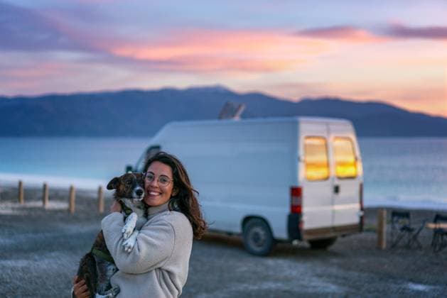 Young woman hugging her dog at salda gold lake with camper van Ye?ilova, Burdur, Türkiye CR_UGOUSD250430-1695535-01 ,model released, Symbolfoto