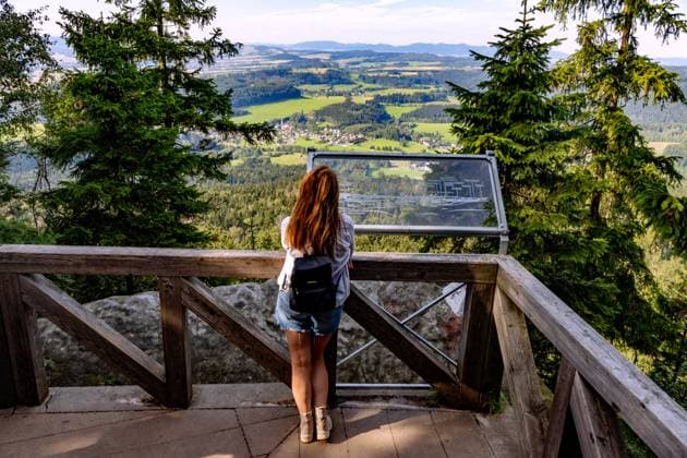 Aussichtspunkt mit Blick Richtung Riesengebirge im Felslabyrinth Bledne Skaly (Bledne Skaly) im Heuscheuergebirge (Góry Stolowe Nationalpark) im Glatzer Bergland in der Woiwodschaft Dolnoslaskie in Polen *** Viewpoint with View Direction Giant Mountains at Rock labyrinth Bledne skaly Bledne skaly at Hay barn mountains Góry Stolowe National Park at Glatzer Mountainous country in the Voivodship Dolnoslaskie in Poland