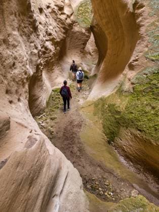 Friends exploring Avla canyon in Soganli Kayseri, Kayseri, Türkiye CR_UGOUSD250430-1696726-01 ,model released, Symbolfoto