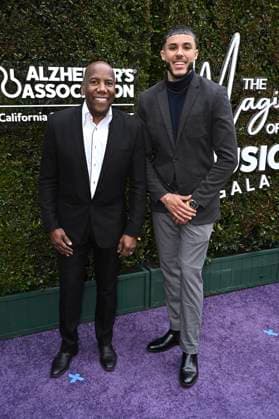 Nathan East with son Noah East at the Alzheimer s Association Magic of Music Gala at Vibiana Los Angeles, 04 05 2025 Foto:xD.xStarbuckx xFuturexImagex alzheimer_5521