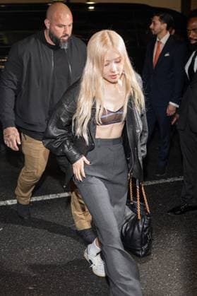 Personalities at Anna Wintours Pre Met Gala dinner in New York Rosé, Blackpink at Anna Wintours Pre Met Gala dinner in New York on may 4th 2025 Yehiel Chekroune Bestimage Anna Wintour s Pre Met Gala dinner in New York on may 4th 2025 New York Etats Unis  Copyright: xYehielxChekrounex xBestimagexYehielxChekrounex xBestimagex