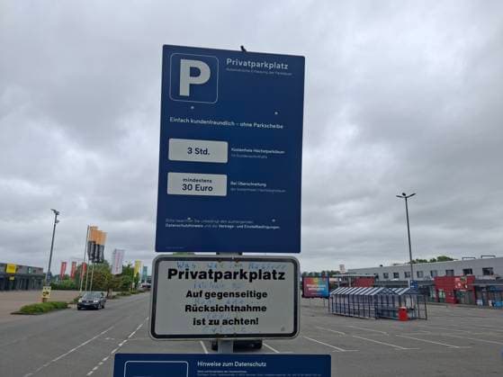 Stockbilder 05 2025 Hinweis Schild zur Parkzeit auf einem Supermarkt Parkplatz Henstedt-Ulzburg Schleswig-Holstein Deutschland *** Stock photos 05 2025 Notice sign for parking time on a supermarket parking lot Henstedt Ulzburg Schleswig Holstein Germany Copyright: xLobeca RalfxHomburgx