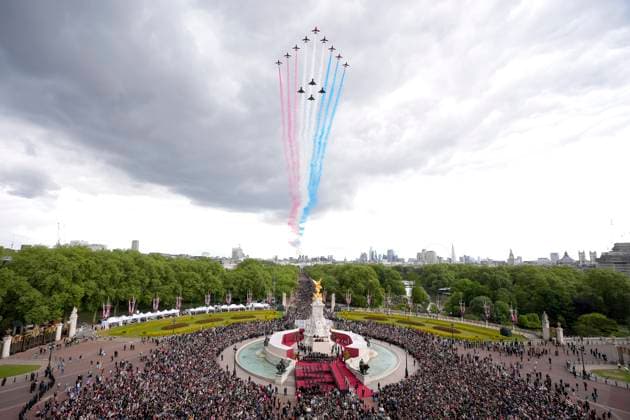 Bilder des Jahres 2025, News 05 Mai News Themen der Woche KW19 News Bilder des Tages The 80th Anniversary of VE Day The military fly past passes over The Mall and Buckingham Palace, central London, at the end of the procession marking the 80th anniversary of VE Day, and in honour of those who served during the Second World War. Aircraft taking part include a Voyager transport, a P8 Poseidon, Typhoon and F-35 fighter jets, along with historic Second World War-era aircraft from the Royal Air Force Battle of Britain Memorial Flight, culminating with the iconic red, white, and blue smoke of the Royal Air Force s Red Arrows. Picture date: Monday May 5, 2025. PA Photo. Around 1300 members of the armed forces, including the Royal Navy, the Royal Marines, the British Army and the Royal Air Force, along with Commonwealth nations, Uk  Copyright: xAndrewxMatthewsx xAvalonx 0995343325