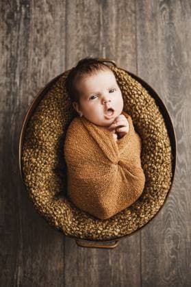 Creative Highlight Symbolbilder Ein kleiner Junge in einem braunen Tuch gähnt bei einem Fototermin für Neugeborene Baby boy in a brown wrap is yawning at a newborn photo shoot. Copyright: imageBROKER NadtochiyxVladimir ibxiqx13171410.jpg ,model released, Symbolfoto ,property released