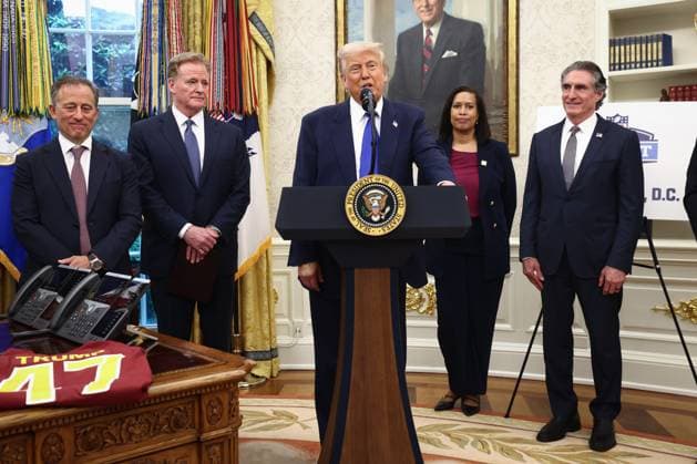 US President Donald Trump, alongside Washington Commanders owner Josh Harris (L), National Football League (NFL) Commissioner Roger Goodell (C-L), Washington DC Mayor Muriel Bowser (C-R) and Secretary of the Interior Doug Burgum (R), announces DC will host the 2027 NFL draft in the Oval Office of the White House in Washington, DC, on Monday May 5, 2025. The move comes after the Washington Commanders announced they planned to return to DC in a new stadium built on the site of their old one.  WAX20250505222 JIMxLOxSCALZO