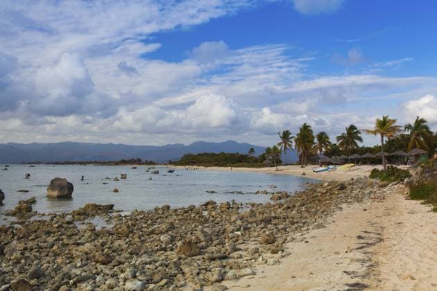 Am Strand Playa Giron, Kuba. Dieser Strand ist berühmt für seine Rolle während der Invasion in der Schweinebucht On the beach Playa Giron, Cuba. This beach is famous for its role during the Bay of Pigs invasion Copyright: imageBROKER RadomirxRezny ibxiqx12954400.jpg