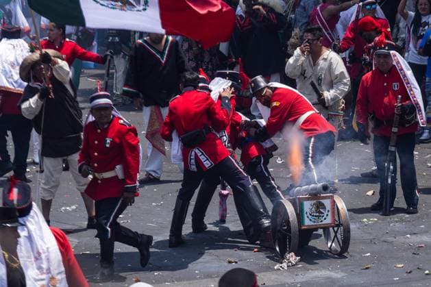 May 5, 2025, Mexico City, Mexico: To commemorate the 163rd anniversary of the Battle of Puebla, in which the Mexican army defeated the French in 1862, a civic reenactment was held in the PeoÂ±oÂ³n de los BaoÂ±os neighborhood. Mexico City Mexico - ZUMAl178 20250505_znp_l178_017 Copyright: xCristianxLeyvax