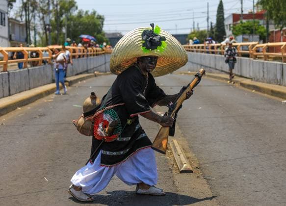 Annual Battle of Puebla Celebration A person disguised as Zacapuaxtla stages the Battle of Puebla, in the neighborhood of Penon de Los Banos in the north-east of Mexico City. on May 5, 2025 in Mexico City, Mexico. (Photo by Ian Robles Eyepix Group) Copyright: xIanxRobles xEyepixxGroupx EL_05052025_154791JPEG
