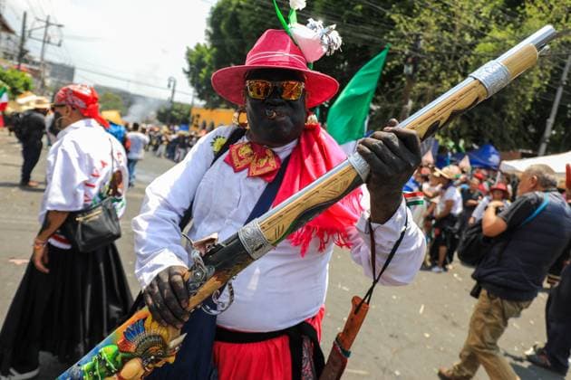Annual Battle of Puebla Celebration A person disguised as Zacapuaxtla stages the Battle of Puebla, in the neighborhood of Penon de Los Banos in the north-east of Mexico City. on May 5, 2025 in Mexico City, Mexico. (Photo by Ian Robles Eyepix Group) Copyright: xIanxRobles xEyepixxGroupx EL_05052025_154816JPEG