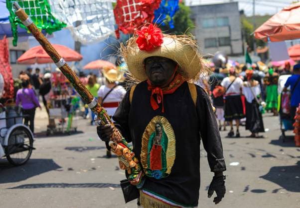 A person disguised as Zacapuaxtla stages the Battle of Puebla, in the neighborhood of PeoÂ±on de Los BaoÂ±os in the north-east of Mexico City. on May 5, 2025 in Mexico City, Mexico. Mexico City Mexico - ZUMAe321 20250505_zia_e321_059 Copyright: xIanxRoblesx