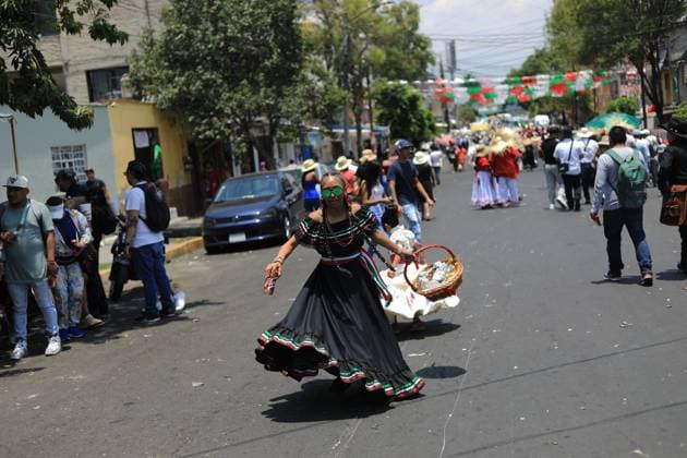 Hundreds of people disguised as Zacapuaxtlas and members of the French Army stage the Battle of Puebla, in the neighborhood of PeoÂ±on de Los BaoÂ±os in the north-east of Mexico City. on May 5, 2025 in Mexico City, Mexico. Mexico City Mexico - ZUMAe321 20250505_zia_e321_063 Copyright: xIanxRoblesx