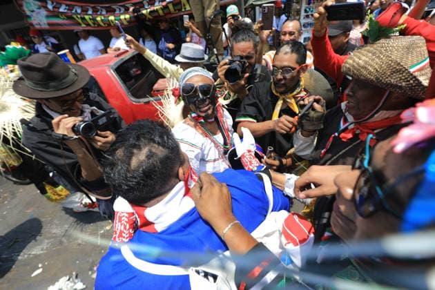 Hundreds of people disguised as Zacapuaxtlas and members of the French Army stage the Battle of Puebla, in the neighborhood of PeoÂ±on de Los BaoÂ±os in the north-east of Mexico City. on May 5, 2025 in Mexico City, Mexico. Mexico City Mexico - ZUMAe321 20250505_zia_e321_066 Copyright: xIanxRoblesx