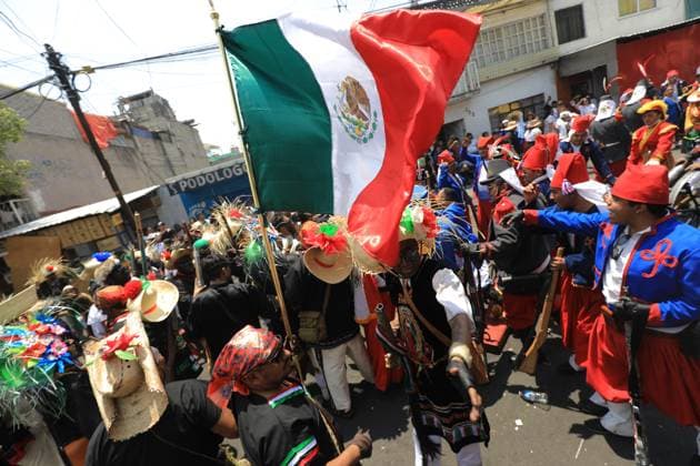 Hundreds of people disguised as Zacapuaxtlas and members of the French Army stage the Battle of Puebla, in the neighborhood of PeoÂ±on de Los BaoÂ±os in the north-east of Mexico City. on May 5, 2025 in Mexico City, Mexico. Mexico City Mexico - ZUMAe321 20250505_zia_e321_071 Copyright: xIanxRoblesx