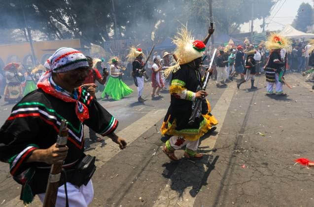 Hundreds of people disguised as Zacapuaxtlas and members of the French Army stage the Battle of Puebla, in the neighborhood of PeoÂ±on de Los BaoÂ±os in the north-east of Mexico City. on May 5, 2025 in Mexico City, Mexico. Mexico City Mexico - ZUMAe321 20250505_zia_e321_076 Copyright: xIanxRoblesx