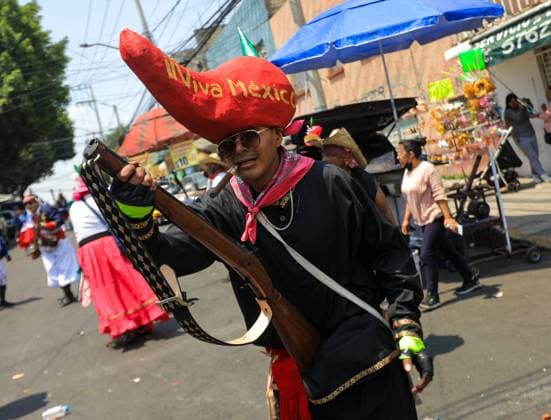 A person disguised as Zacapuaxtla stages the Battle of Puebla, in the neighborhood of PeoÂ±on de Los BaoÂ±os in the north-east of Mexico City. on May 5, 2025 in Mexico City, Mexico. Mexico City Mexico - ZUMAe321 20250505_zia_e321_084 Copyright: xIanxRoblesx