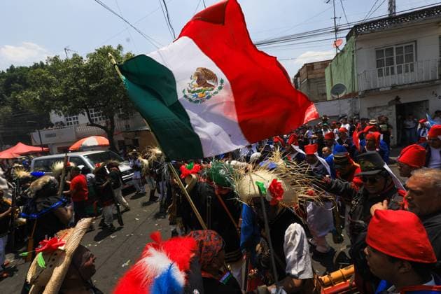 Hundreds of people disguised as Zacapuaxtlas and members of the French Army stage the Battle of Puebla, in the neighborhood of PeoÂ±on de Los BaoÂ±os in the north-east of Mexico City. on May 5, 2025 in Mexico City, Mexico. Mexico City Mexico - ZUMAe321 20250505_zia_e321_072 Copyright: xIanxRoblesx