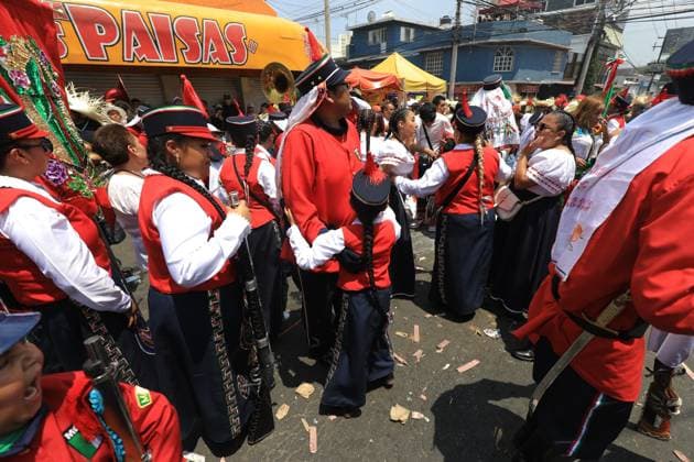 Hundreds of people disguised as Zacapuaxtlas and members of the French Army stage the Battle of Puebla, in the neighborhood of PeoÂ±on de Los BaoÂ±os in the north-east of Mexico City. on May 5, 2025 in Mexico City, Mexico. Mexico City Mexico - ZUMAe321 20250505_zia_e321_088 Copyright: xIanxRoblesx