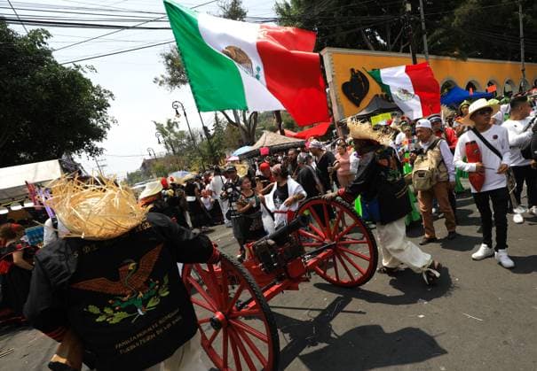 Hundreds of people disguised as Zacapuaxtlas and members of the French Army stage the Battle of Puebla, in the neighborhood of PeoÂ±on de Los BaoÂ±os in the north-east of Mexico City. on May 5, 2025 in Mexico City, Mexico. Mexico City Mexico - ZUMAe321 20250505_zia_e321_089 Copyright: xIanxRoblesx