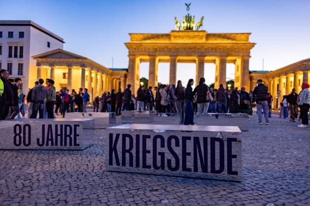 Bilder des Jahres 2025, News 05 Mai News Themen der Woche KW19 News Bilder des Tages Berlin gedenkt 80 Jahre Ende Zweiter Weltkrieg, Vor dem Brandenburger Tor in Berlin erinnert eine neue Ausstellung an das Ende des Zweiten Weltkriegs vor 80 Jahren. Die Schau beleuchtet die letzten Kriegstage, die Kapitulation und die unmittelbaren Folgen für Deutschland und Europa. Historische Dokumente und Fotografien zeichnen ein eindringliches Bild der Zerstörung und des Neubeginns. Berlin Berlin Deutschland *** Berlin commemorates 80 years since the end of the Second World War, A new exhibition in front of the Brandenburg Gate in Berlin commemorates the end of the Second World War 80 years ago The show sheds light on the last days of the war, the capitulation and the immediate consequences for Germany and Europe Historical documents